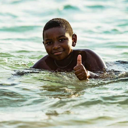 Paralympische Sommerspiele 2016 in Rio de Janeiro - Junge im Wasser an der Copacabana. Fotograf Binh Truong