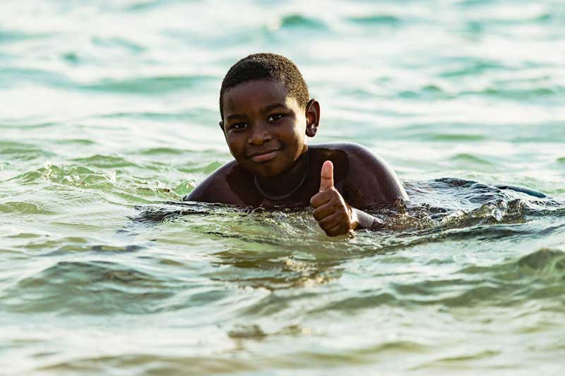 Paralympische Sommerspiele 2016 in Rio de Janeiro - Junge im Wasser an der Copacabana. Fotograf Binh Truong